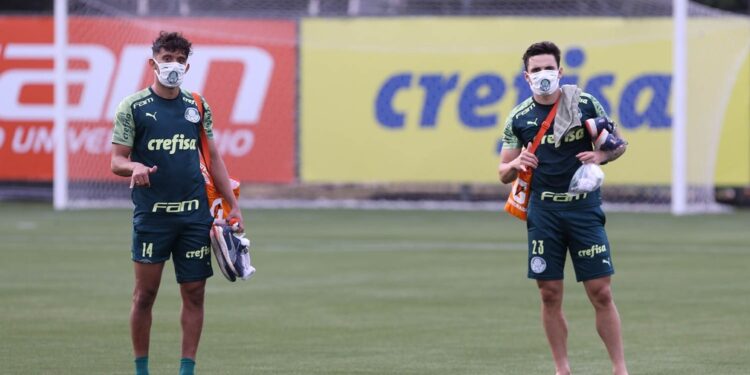 Gustavo Scarpa e Raphael Veiga, na Academia de Futebol do Palmeiras — Foto: Cesar Greco/Ag. Palmeiras