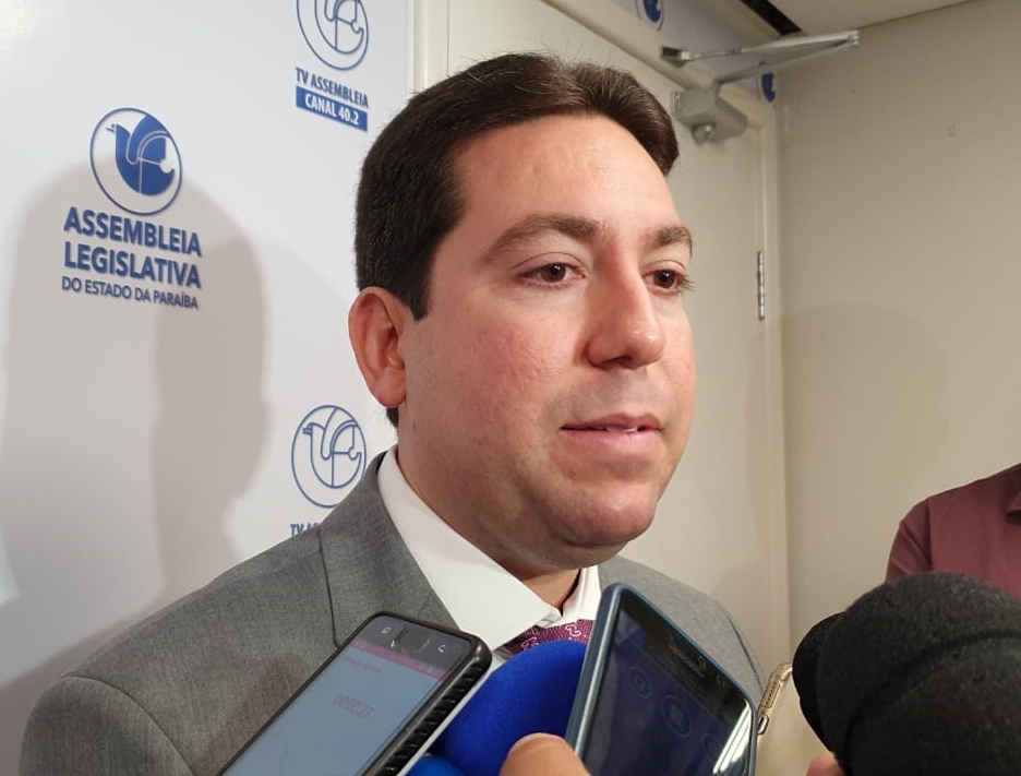 Na imagem o deputado estadual Felipe Leitão