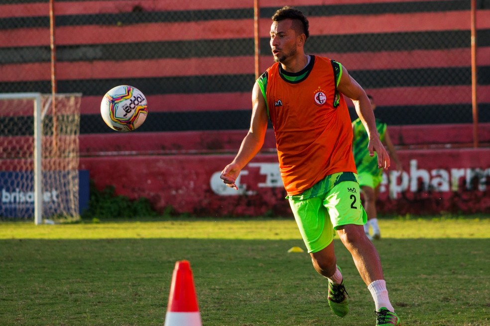 De volta ao Campinense, Alex Travassos já treina no Renatão com seus companheiros — Foto: Daniel Lins / Campinense