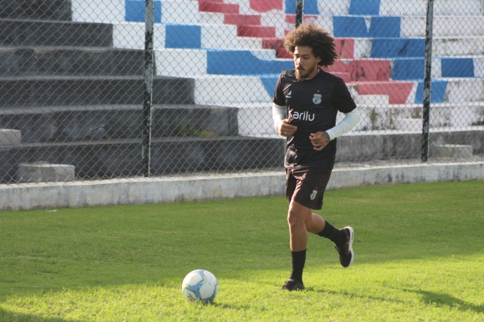 Douglas Lima voltou os treinamentos nessa terça-feira — Foto: Cassiano Cavalcanti / Treze