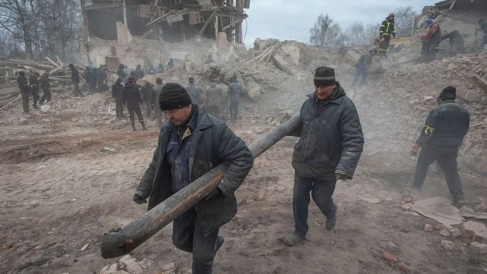 Ucranianos removem escombros de local destruído por ataque aéreo russo na região de Sumy / Reuters